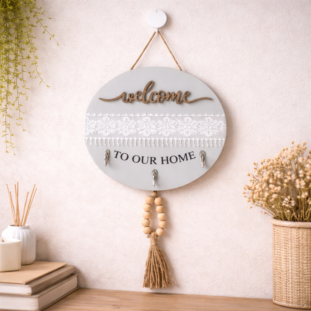 Gancho decorativo de madera con borla.