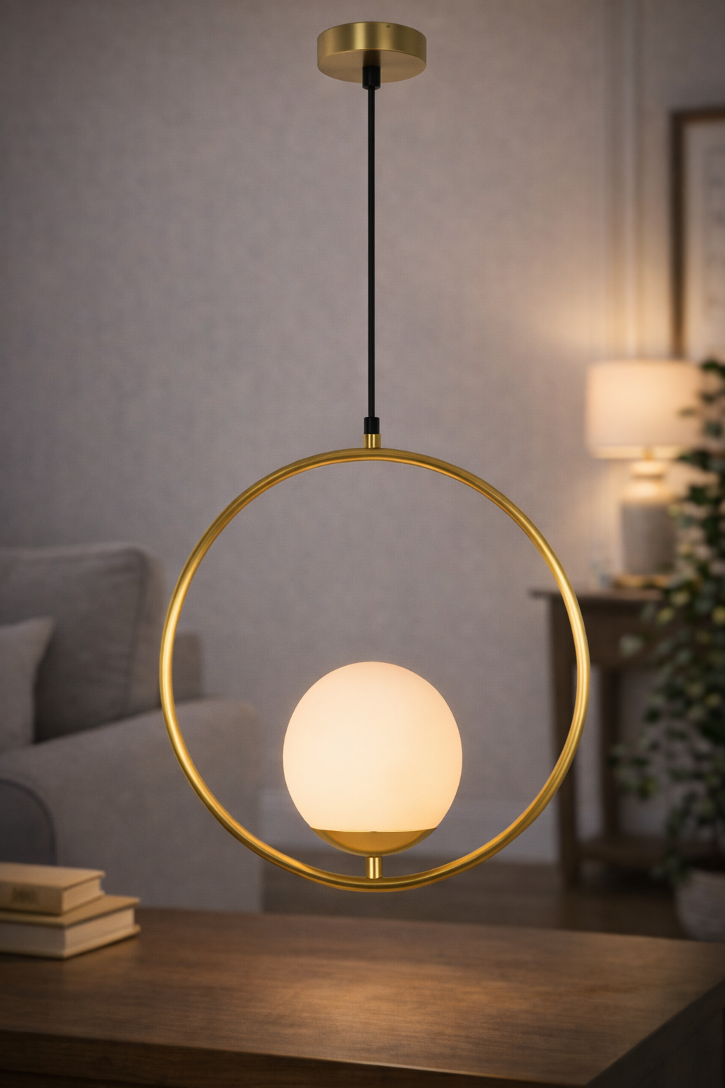 Lámpara Colgante de Diseño Orbital - Esfera Opalina y Aro Dorado