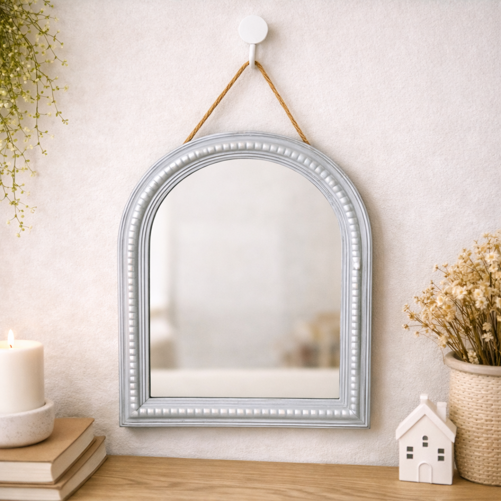 Espejo decorativo con marco de madera.