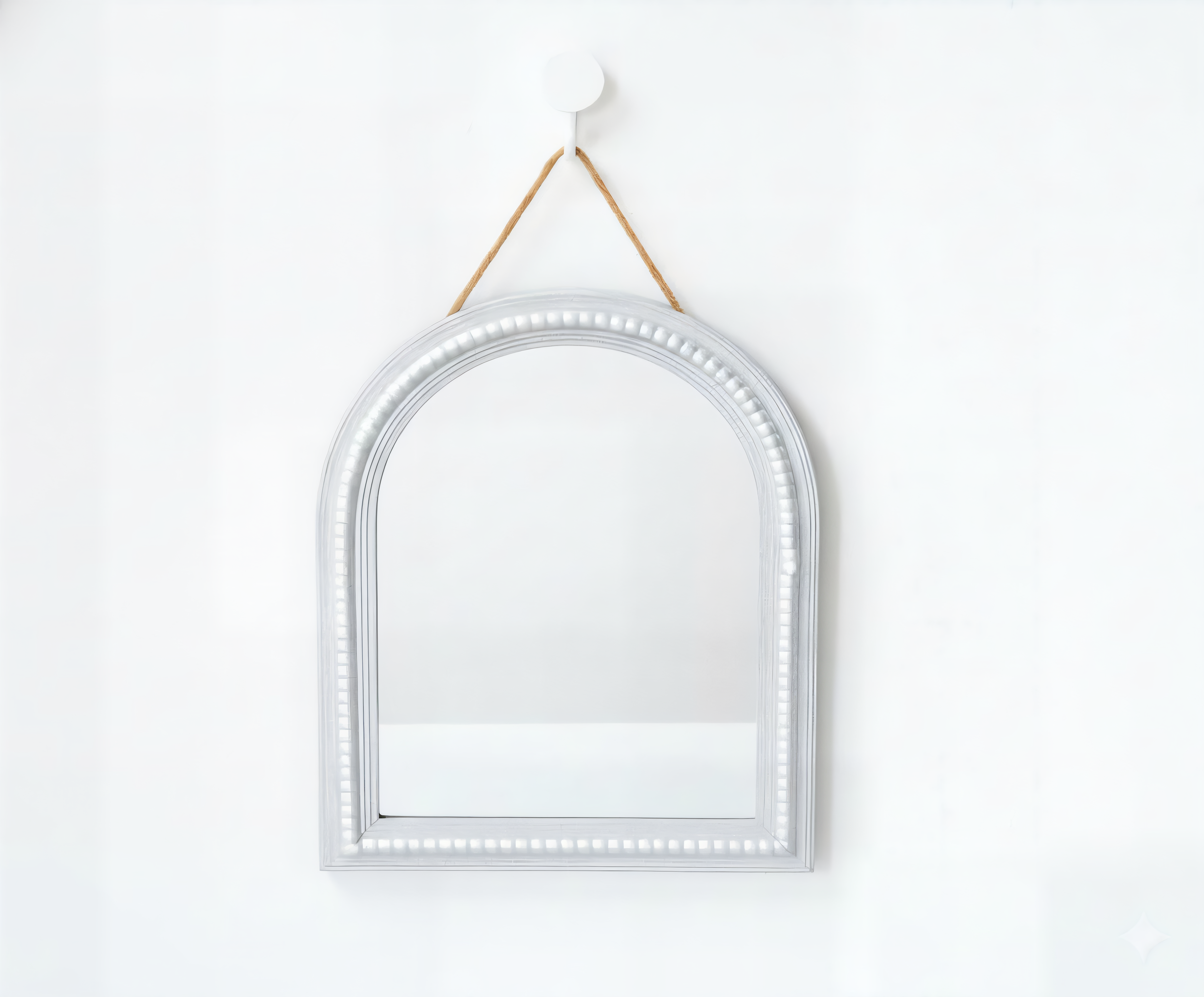 Espejo decorativo con marco de madera.