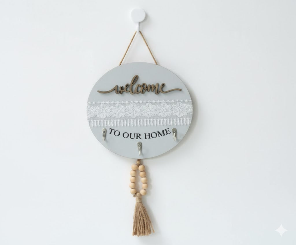 Gancho decorativo de madera con borla.