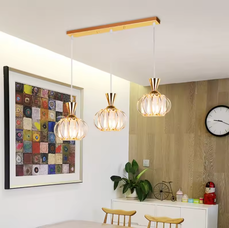 Lámpara colgante dorada de 3 luces | Hierro y vidrio, diseño elegante.