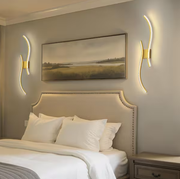 Lámpara de pared LED de tira larga blanca, diseño ondulado.
